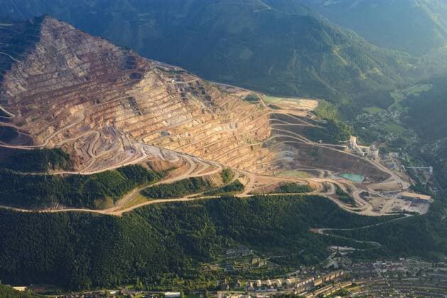 IMAGO Nature: Unsere Erde, Ressourcen, Erze mountain Erzberg of iron ore mine, town Eisenerz Eisenerz Steiermark, Styria Austria Hochsteiermark