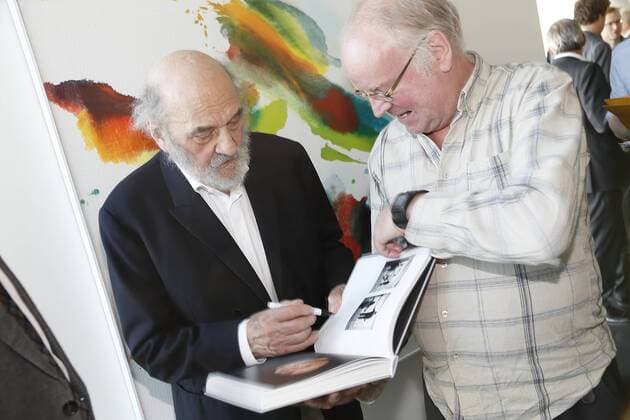 Wolfgang Hollegha Vernissage Wien, STRABAG Kunstforum, 04.09.2019 Wolfgang Hollegha Wolfgang Hollegha, einer der renommiertesten Vertreter der abstrakten Malerei in Österreich, feiert in diesem Jahr seinen 90. Geburtstag. Das STRABAG Kunstforum würdigt den Künstler mit einer Personale und präsentiert ausgewählte Werke aus sechs Jahrzehnten. Solange ich die Dinge betrachte, sind sie lebendig. Wenn ich sie nun ganz stur abzeichnen würde, wären sie plötzlich tot, also schaue ich, dass mein Körper, die Art, die Hand zu bewegen, die Verlagerung der Schwerkraft, die man spürt, dass all das in der Zeichnung erhalten bleibt. Die Spontaneität des Körpers spielt mit. Ich male nicht geometrisch, weil man die Dinge nicht geometrisch sieht. Ich bin immer von der Natur ausgegangen, von dem, was ich sehe. Meine Grundtendenz ist, d AVN101002311044