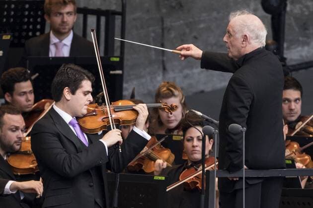 19 West-Eastern Divan Orchestra, Dirigent Daniel Barenboim mit Sohn und Violinisten Michael Barenboim live in der Berliner Waldbuehne am 17.08.19. Klassik, Orchester, Musik Berlin Deutschland, Germany Copyright: xPOP-EYEx xBenxKriemannx POP-EYE_10116977