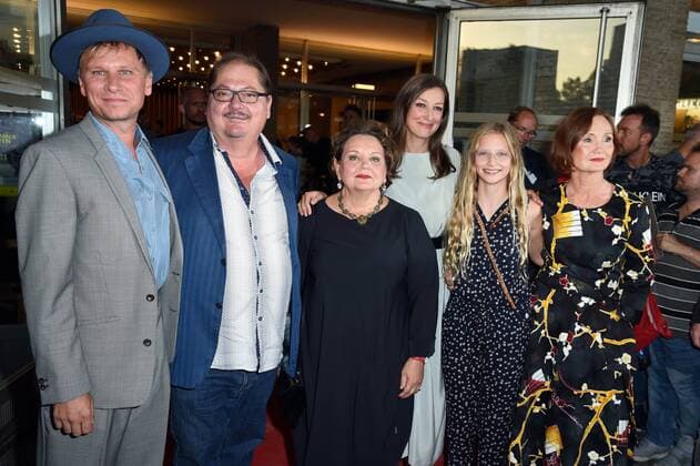Robert Stadlober, Juergen Tarrach, Swetlana Schoenfeld, Alexandra Maria Lara, Carlotta von Falkenhayn, Barbara Schnitzler bei der Premiere des Kinofilms Und der Zukunft zugewandt im Kino International im Berlin am 04.09.2019 *** Robert Stadlober, Juergen Tarrach, Swetlana Schoenfeld, Alexandra Maria Lara, Carlotta von Falkenhayn, Barbara Schnitzler at the premiere of the cinema film Und der Zukunft gewandt at the Kino International in Berlin on 04 09 2019