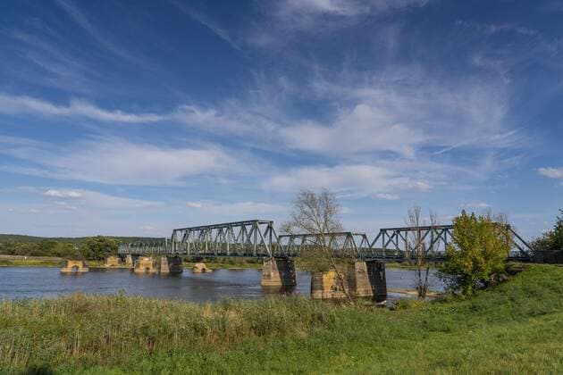 Die Oderbrücke Bienenwerder zwischen dem Ortsteil Bienenwerder der Gemeinde Oderaue (Landkreis Märkisch Oderland) im Oderbruch und dem Ortsteil Siekierki der westpommerschen Stadt Cedynia in Polen. Die Fachwerkkonstruktion überführte die Bahnstrecke Wriezen nach Godkow über die Oder. Die Brücke wurde 1945 gesprengt und aus militärischen Gründen 1957 wieder aufgebaut. 1983 wurde der Verkehr über die Brücke eingestellt. Die Brücke bekam nun den Titel Europabrücke und soll ab 2021 für Fußgänger und Radfahrer passierbar sein. Foto: Volker Hohlfeld Europabrücke