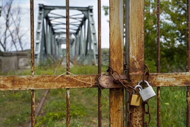 Die Oderbrücke Bienenwerder zwischen dem Ortsteil Bienenwerder der Gemeinde Oderaue (Landkreis Märkisch Oderland) im Oderbruch und dem Ortsteil Siekierki der westpommerschen Stadt Cedynia in Polen. Die Fachwerkkonstruktion überführte die Bahnstrecke Wriezen nach Godkow über die Oder. Die Brücke wurde 1945 gesprengt und aus militärischen Gründen 1957 wieder aufgebaut. 1983 wurde der Verkehr über die Brücke eingestellt. Die Brücke bekam nun den Titel Europabrücke und soll ab 2021 für Fußgänger und Radfahrer passierbar sein. Foto: Volker Hohlfeld Europabrücke *** The Oder bridge Bienenwerder between the district Bienenwerder of the municipality Oderaue Landkreis Märkisch Oderland im Oderbruch and the district Siekierki of the West Pomeranian town Cedynia in Poland The half-timbered construction transferred the railway line W