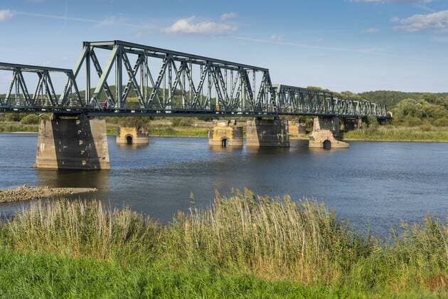 Die Oderbrücke Bienenwerder zwischen dem Ortsteil Bienenwerder der Gemeinde Oderaue (Landkreis Märkisch Oderland) im Oderbruch und dem Ortsteil Siekierki der westpommerschen Stadt Cedynia in Polen. Die Fachwerkkonstruktion überführte die Bahnstrecke Wriezen nach Godkow über die Oder. Die Brücke wurde 1945 gesprengt und aus militärischen Gründen 1957 wieder aufgebaut. 1983 wurde der Verkehr über die Brücke eingestellt. Die Brücke bekam nun den Titel Europabrücke und soll ab 2021 für Fußgänger und Radfahrer passierbar sein. Foto: Volker Hohlfeld Europabrücke *** The Oder bridge Bienenwerder between the district Bienenwerder of the municipality Oderaue Landkreis Märkisch Oderland im Oderbruch and the district Siekierki of the West Pomeranian town Cedynia in Poland The half-timbered construction transferred the railway line W