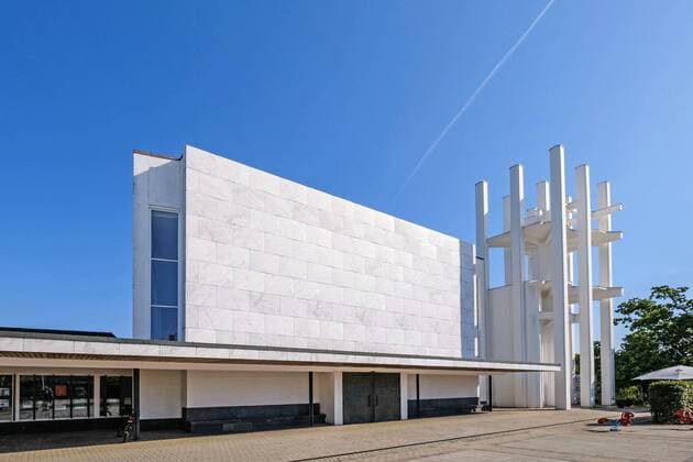 Architektur von Alvar Aalto Mit der 1968 eingeweihten Stephanuskirche des finnischen Architekten Alvar Aalto (1898-1976) in Wolfsburg oeffnet am Sonntag (8. September 2019) zum Tag des offenen Denkmals ein herausragendes Bauwerk der Internationalen Moderne in Deutschland seine Tueren. (Foto vom 23.08.19: Die Stephanuskirche mit strahlend weissem Carrara-Marmor verkleideten Fassade) Unter dem Motto Modern(e): Umbrueche in Kunst und Architektur praesentieren sich bundesweit rund 8.000 historische Baudenkmaeler, Parks oder archaeologische Staetten. Anlaesslich des 100. Bauhausjubilaeums stehen dabei Denkmaeler im Fokus, die revolutionaere Ideen oder technische Fortschritte repraesentierten. Als Alvar Aalto in Wolfsburg taetig war, galt er neben Le Corbusier und Mies van der Rohe als eine weltweit anerkannte Symbolfigur moderner Architektur. (Siehe epd-Bericht vom 0 Copyright: epd-bild JensxSchulze EDITORIAL USE ONLY