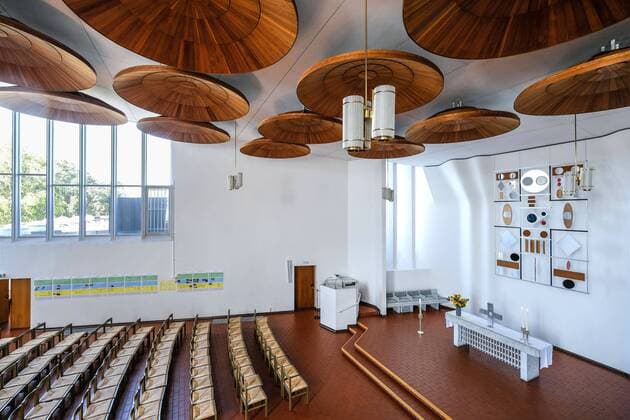 Architektur von Alvar Aalto Mit der 1968 eingeweihten Stephanuskirche des finnischen Architekten Alvar Aalto (1898-1976) in Wolfsburg oeffnet am Sonntag (8. September 2019) zum Tag des offenen Denkmals ein herausragendes Bauwerk der Internationalen Moderne in Deutschland seine Tueren. (Foto vom 23.08.19: Der Kirchraum der Stephanuskirche mit runden hoelzernen Schirmen an der Decke) Unter dem Motto Modern(e): Umbrueche in Kunst und Architektur praesentieren sich bundesweit rund 8.000 historische Baudenkmaeler, Parks oder archaeologische Staetten. Anlaesslich des 100. Bauhausjubilaeums stehen dabei Denkmaeler im Fokus, die revolutionaere Ideen oder technische Fortschritte repraesentierten. Als Alvar Aalto in Wolfsburg taetig war, galt er neben Le Corbusier und Mies van der Rohe als eine weltweit anerkannte Symbolfigur moderner Architektur. (Siehe epd-Bericht vom 0 Copyright: epd-bild JensxSchulze EDITORIAL USE ONLY