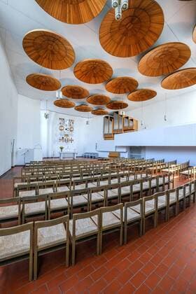 Architektur von Alvar Aalto Mit der 1968 eingeweihten Stephanuskirche des finnischen Architekten Alvar Aalto (1898-1976) in Wolfsburg oeffnet am Sonntag (8. September 2019) zum Tag des offenen Denkmals ein herausragendes Bauwerk der Internationalen Moderne in Deutschland seine Tueren. (Foto vom 23.08.19: Der Kirchraum der Stephanuskirche mit runden hoelzernen Schirmen an der Decke) Unter dem Motto Modern(e): Umbrueche in Kunst und Architektur praesentieren sich bundesweit rund 8.000 historische Baudenkmaeler, Parks oder archaeologische Staetten. Anlaesslich des 100. Bauhausjubilaeums stehen dabei Denkmaeler im Fokus, die revolutionaere Ideen oder technische Fortschritte repraesentierten. Als Alvar Aalto in Wolfsburg taetig war, galt er neben Le Corbusier und Mies van der Rohe als eine weltweit anerkannte Symbolfigur moderner Architektur. (Siehe epd-Bericht vom 0 Copyright: epd-bild JensxSchulze EDITORIAL USE ONLY