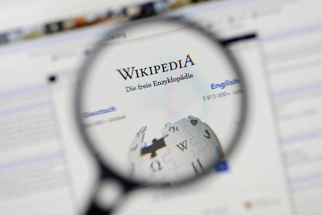 Eine Lupe vergrößert das Logo von Wikipedia - Die freie Enzyklopädie *** A magnifying glass magnifies the logo of Wikipedia The free encyclopedia Foto:xC.xHardtx xFuturexImage