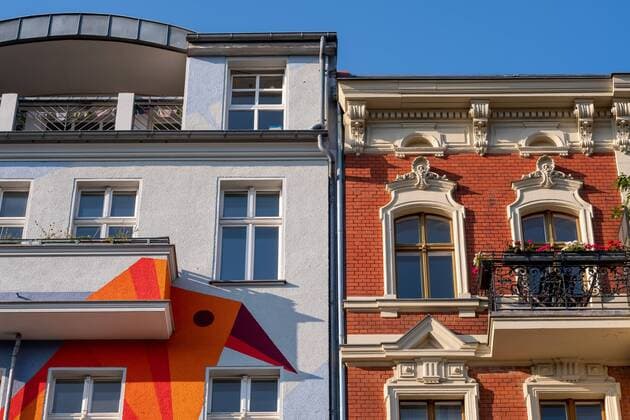 Gentrifizierung Deutschland, Berlin, 22.08.2019, Wohnhaus Prenzlauer Berg, moderne Fassade, Dachgeschoß, Jugendstil, Stuck,
