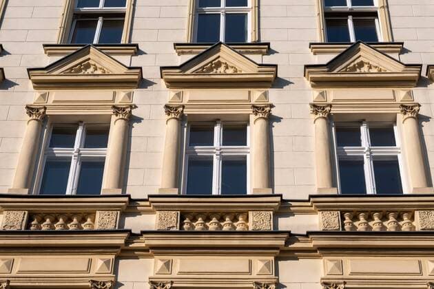 Gentrifizierung Deutschland, Berlin, 22.08.2019, Wohnhaus Prenzlauer Berg, Stuckfassade,