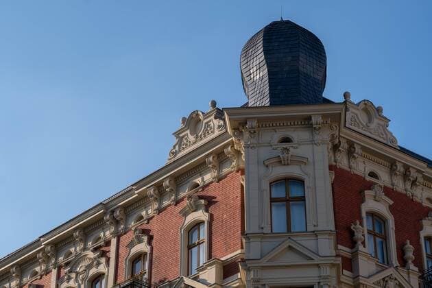 Gentrifizierung Deutschland, Berlin, 22.08.2019, Wohnhaus Prenzlauer Berg, Turm, Jugendstilfassade, Stuck,