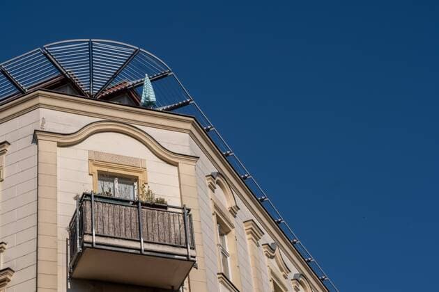 Gentrifizierung Deutschland, Berlin, 22.08.2019, Wohnhaus Prenzlauer Berg, Balkon, Dachgeschoß Terrasse, Sonnenschirm,