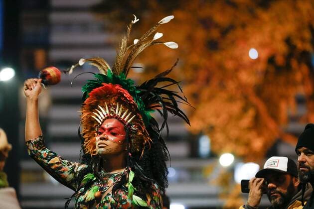 Bilder des Jahres 2019, News 09 September News Themen der Woche KW 36 News Bilder des Tages Citizens and various indigenous tribes gather to protest against rising fires in the region, their increasing deforestation and the anti-environmental rhetoric of its President Jair Bolsonaro, in the framework of the Amazon Day, in the Republic Square Sao Paulo, Brazil, 05 September 2019. The commemoration of this September 5 coincides this time with an environmental crisis of international dimensions unleashed in Brazil after the advance of fire in this region that treasures almost 20% of the planet s fresh water reserves and is the refuge of some 30,000 species Vegetables and animals A wounded Amazon celebrates its day marred by the rhetoric of Bolsonaro !ACHTUNG: NUR REDAKTIONELLE NUTZUNG!  Copyright: xMarceloxMachadoxdexMelox AME3755 20190906-637033289469752937