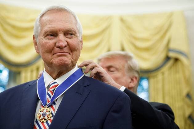 Bilder des Jahres 2019, News 09 September News Themen der Woche KW 36 News Bilder des Tages United States President Donald J. Trump presents the Presidential Medal of Freedom to NBA Hall of Fame member Jerry West during a ceremony inside of the Oval Office on September 5, 2019, at the White House in Washington. West, 81, graduated from West Virginia University and played fourteen seasons with the Los Angeles Lakers. Credit: Tom Brenner CNP AdMedia 244607 2019-09-05 District of Columbia Washington  Copyright: xAdMediax STAR_244607_006