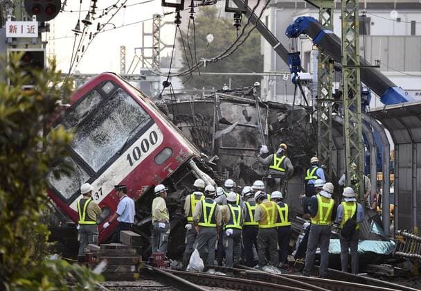 Bilder des Jahres 2019, News 09 September News Themen der Woche KW 36 News Bilder des Tages Train crash in Yokohama Operations are underway to clear the tracks to resume service on the Keikyu commuter train line in Yokohama, near Tokyo, on the morning of Sept. 6, 2019, after a passenger train collided with a truck the previous day. 