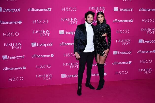 Entertainment Bilder des Tages Fashion Fest Autumn Winter -Arrivals MEXICO CITY, MEXICO - SEPTEMBER 5: Victoria s Secret Model Taylor Hill and Sebastian Yatra poses for photos during the pink carpet of Fashion Fest Autumn Winter 2019 at Quarry Studios on September 5, 2019 in Mexico City, Mexico  Copyright: xCarlosxTischlerx EYE_0335