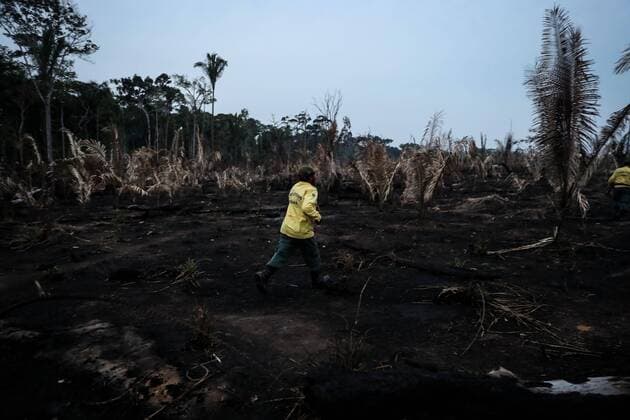 IMAGO Nature: Unsere Erde, Umweltprobleme, Regenwald Firemen make rounds in an area affected by the fires in the Amazon, near Apui, Brazil, 5 September 2019 (issued 6 September 2019). When the military of the 54th Army Jungle Infantry Battalion arrived this week in the remote and isolated town of Apui, south of the state of Amazonas, their main objective was to fight fires in the fifth municipality with the highest number of outbreaks of fire so far this year in Brazil (2,032). But the intense and torrential rains that have bathed the region in the last hours - despite the period of drought -, facilitated human labor and significantly reduced the outbreaks of fire. The battalion continues camping in the towns of Humaita and Apui. Fires in the Amazon !ACHTUNG: NUR REDAKTIONELLE NUTZUNG!  Copyright: xFernandoxBizerraxJr.x AME3982 20190906-637033806547970065