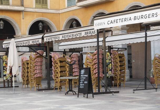 Ein Restaurant auf dem Plaza Major in Palma de Mallorca am 15.07.2019. search: Spanien Spain Mallorca Insel Balearen Inseln Baleareninsel Balearic Islands Symbolbild Symbolfoto Stadt Altstadt Gebaeude Architektur Staedtereisen Reise Reisen Verreisen Flugreise Flugreisen Europa europe European Ferien Fremdenverkehr Gaeste Gast guests Gaeste Uralub Lieblingsinsel Hauptsaison holiday holidays horizontal humans im in Islands Isles Personen persons Reise Reisen resort sandiger Sandstraende Sandstrand Sandstraende sandy season Sommerurlaub South Spain Spanien spanisch spanische spanischer spanisches Spanish Straende Strand Sueden summer Sueden the tourism Tourismus Ferien Ferienzeit Badeurlaub Reisezeit Hauptreisezeit Tourismusgeschaefte Tourist Touristen Touristengeschaefte Massentourismus Touristik tourists traveling sicher sicherer sicher