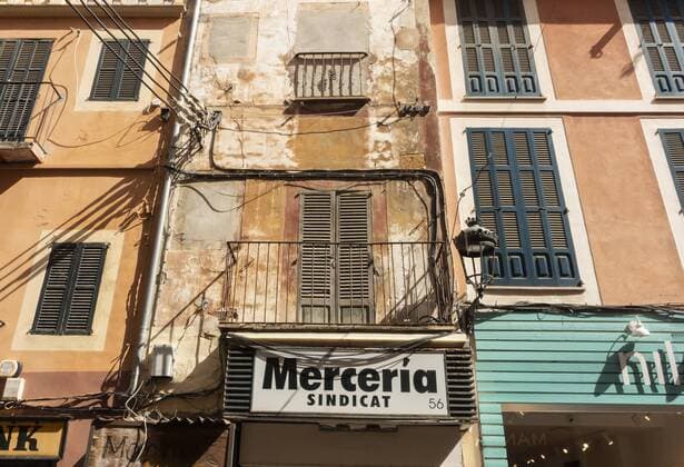 Blick auf eine Fassade eines Hauses unweit des Plaza Major in Palma de Mallorca am 15.07.2019. search: Spanien Spain Mallorca Insel Balearen Inseln Baleareninsel Balearic Islands Symbolbild Symbolfoto Stadt Altstadt Gebaeude Architektur Staedtereisen Reise Reisen Verreisen Flugreise Flugreisen Europa europe European Ferien Fremdenverkehr Gaeste Gast guests Gaeste Uralub Lieblingsinsel Hauptsaison holiday holidays horizontal humans im in Islands Isles Personen persons Reise Reisen resort sandiger Sandstraende Sandstrand Sandstraende sandy season Sommerurlaub South Spain Spanien spanisch spanische spanischer spanisches Spanish Straende Strand Sueden summer Sueden the tourism Tourismus Ferien Ferienzeit Badeurlaub Reisezeit Hauptreisezeit Tourismusgeschaefte Tourist Touristen Touristengeschaefte Massentourismus Touristik tourists travelin
