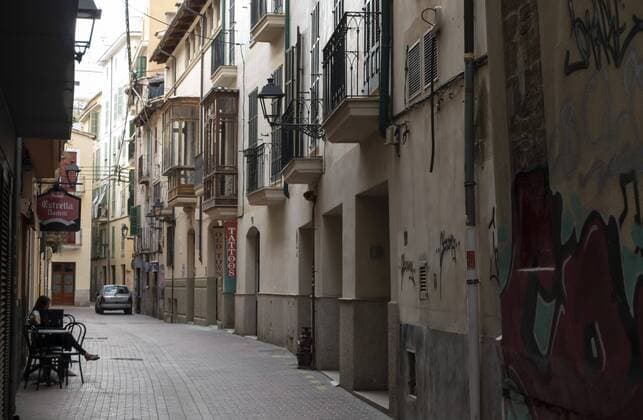 Blick in eine Gasse in Palma de Mallorca am 15.07.2019. search: Spanien Spain Mallorca Insel Balearen Inseln Baleareninsel Balearic Islands Symbolbild Symbolfoto Stadt Altstadt Gebaeude Architektur Staedtereisen Reise Reisen Verreisen Flugreise Flugreisen Europa europe European Ferien Fremdenverkehr Gaeste Gast guests Gaeste Uralub Lieblingsinsel Hauptsaison holiday holidays horizontal humans im in Islands Isles Personen persons Reise Reisen resort sandiger Sandstraende Sandstrand Sandstraende sandy season Sommerurlaub South Spain Spanien spanisch spanische spanischer spanisches Spanish Straende Strand Sueden summer Sueden the tourism Tourismus Ferien Ferienzeit Badeurlaub Reisezeit Hauptreisezeit Tourismusgeschaefte Tourist Touristen Touristengeschaefte Massentourismus Touristik tourists traveling sicher sicherer sichere Urlaubslaende