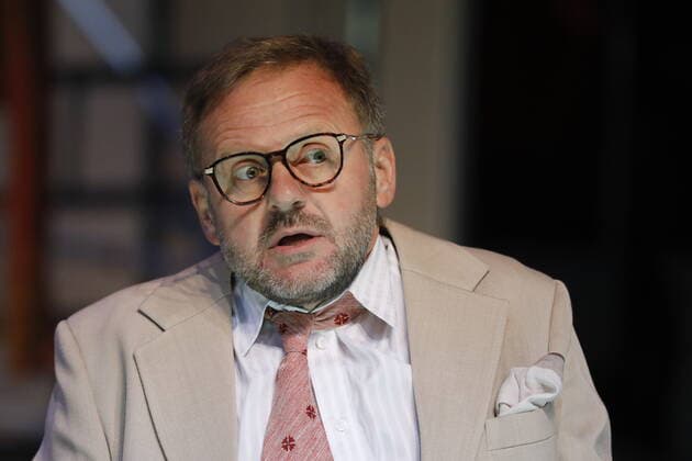 Samuel Finzi, Deutschland, Berlin, Deutsches Theater, Ausweitung der Kampfzone, nach dem Roman von Michel Houellebecq, Regie Ivan Panteleev, Bühne Michael Graessner, Kostüme Daniela Selig, Licht Robert Grauel, Dramaturgie Bernd Isele, Es spielen Samuel Finzi, Lisa Hrdina, Marcel Kohler, Jeremy Mockridge, Kathleen Morgeneyer, Premiere am Sonntag, den 8. September in den Kammerspielen des DT.06.09.2019 *** Samuel Finzi, Germany, Berlin, Deutsches Theater, expansion of the combat zone, based on the novel by Michel Houellebecq, director Ivan Panteleev, stage Michael Graessner, costumes Daniela Selig, light Robert Grauel, dramaturgy Bernd Isele, play Es spielen Samuel Finzi, Lisa Hrdina, Marcel Kohler, Jeremy Mockridge, Kathleen Morgeneyer, premiere on Sunday, 8 September in the Kammerspiele of DT 06 09 2019