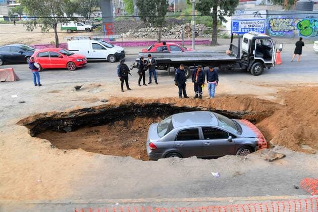 Bilder des Jahres 2019, News 09 September News Themen der Woche KW 36 September 6, 2019: EUM20190905ACT01.JPG.CIUDAD DE MEXICO. AccidentAccidente-Socavon.- 6 de septiembre de 2019. Aspectos de la caida de un automovil dentro de un socavon en reparaciones ubicada en la avenida Bordo de Xochiaca. Foto: Agencia EL UNIVERSALHugo GarciaEELG *** September 6, 2019 EUM20190905ACT01 JPG MEXICO CITY AccidentAccident Socavon September 6, 2019 Aspects of a car falling into a repair sinkhole located on Bordo de Xochiaca Avenue Photo Agency EL UNIVERSALHugo GarciaEELG  - ZUMAu78_ 20190906_zaf_u78_029 Copyright: xElxUniversalx