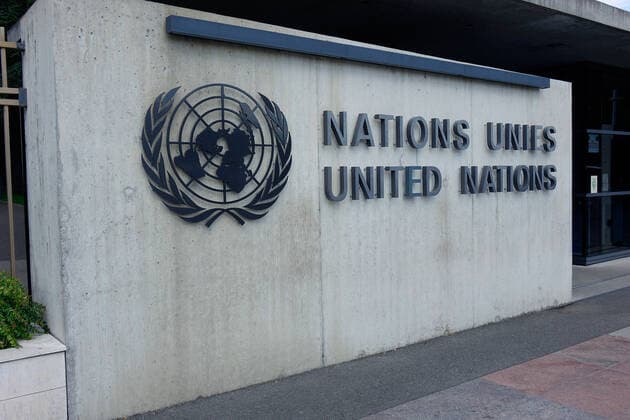 Emblem und Schriftzug der Vereinten Nationen Emblem der Vereinten Nationen, 02.08.2019. Genf, Ariane Park, Schweiz, Das Emblem der Vereinten Nationen zeigt eine Weltkarte mit Zweigen des Olivenbaumes. *** United Nations emblem and lettering United Nations emblem, 02 08 2019 Geneva, Ariane Park, Switzerland, The United Nations emblem shows a world map with olive tree branches