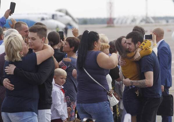 Bilder des Jahres 2019, News 09 September News Themen der Woche KW 36 News Bilder des Tages Russland, Gefangenenaustausch mit der Ukraine September 7, 2019, Kiev, Ukraine: Recently exchanged Ukrainian prisoners embrace his relatives upon arrival in Kiev during a welcoming ceremony after Russia-Ukraine prisoner swap, at Borispil International Airport outside Kiev, Ukraine, on 7 September 2019 Kiev Ukraine - ZUMAg194 20190907_zap_g194_007 Copyright: xSergxGlovnyx