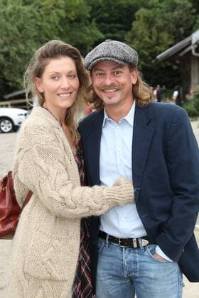 Florian Fischer mit Freundin Julia Gampl, Tabaluga Golf Cup 2019 Gala Abend im Reitstall in Tutzing am 07.09.2019