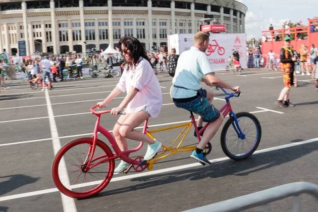 News Bilder des Tages MOSCOW, RUSSIA â€“ SEPTEMBER 7, 2019: Riding a handmade tandem bicycle during Moscow City Day celebrations in Luzhniki. Mikhail Metzel TASS  TS0B9F80