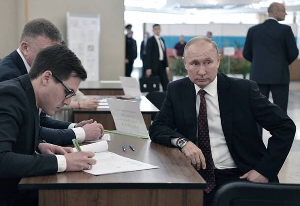Bilder des Jahres 2019, News 09 September News Themen der Woche KW 36 News Bilder des Tages Regionalwahlen in Russland MOSCOW, RUSSIA - SEPTEMBER 8, 2019: Russia s President Vladimir Putin (R) during the 2019 Moscow City Duma election at Polling Station 2151 at the Russian Academy of Sciences (RAS). Alexei Nikolsky Russian Presidential Press and Information Office TASS  TS0BA041