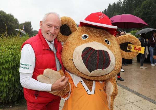 25. Tabaluga Golf Turnier zu Gunsten der Mcihael Roll Tabaluga Stiftung Sepp Schauer - Schauspieler - mit dem Bolle Bär. dem Maskottchen des Tabaluga Golf Turniers, Tutzing Deutschland Golfclub Tutzing