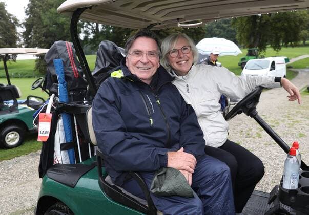 25. Tabaluga Golf Turnier zu Gunsten der Mcihael Roll Tabaluga Stiftung Elmar Wupper mit Ehefrau Anita Schliert im Golfwagen, Tutzing Deutschland Golfclub Tutzing