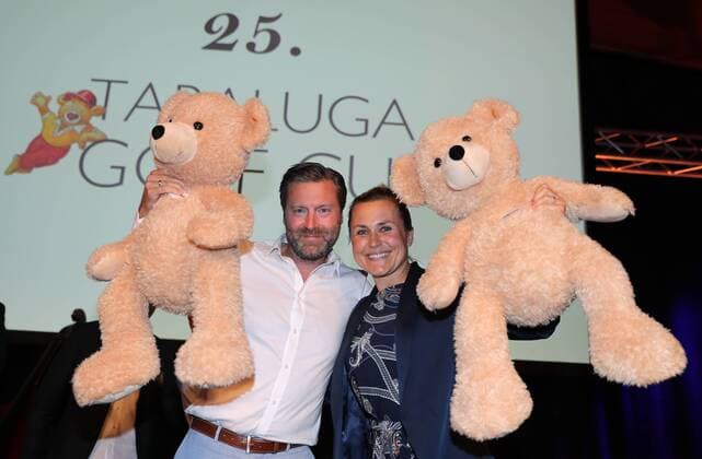 25. Tabaluga Golf Turnier zu Gunsten der Mcihael Roll Tabaluga Stiftung Die Brutto Sieger beim 25. Tabaluga Golf Turnier Claes Gripenberg und Martina Eberl (ehemalige Weltklasse Golferin), Tutzing Deutschland Golfclub Tutzing