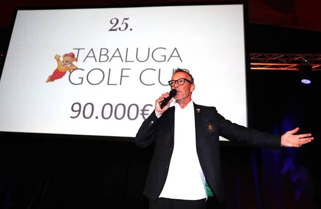 25. Tabaluga Golf Turnier zu Gunsten der Mcihael Roll Tabaluga Stiftung Beim 25. Tabluga Golf Cup präsentiert Michael Roll die Zahl 90.000.-- Euro. Soviel kam am Samstag an Spenden zusammen. In den 25 Jahren kamen somit fast 2 Millionen Euro an Spenden für die Tabaluga Stiftung zusammen, Tutzing Deutschland Golfclub Tutzing