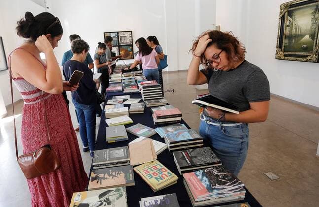 Visitors look at books during the Hay Festival, in Queretaro, Mexico, 08 September 2019. Hay Festival gathers more than 110 renowned writers, musicians, artists, thinkers and scientists. Follow up of the Hay Festival in Mexico !ACHTUNG: NUR REDAKTIONELLE NUTZUNG!  Copyright: xEnriquexContlax AME5066 20190909-637035890158874246
