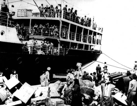 Arabs leaving Palestine Arabs leaving Palestine by boat to go to Lebanon April 30, 1948 Palestine, Israel Washington, National archives Copyright: xPhoto12 ArchivesxSnarkx DFS09A03063