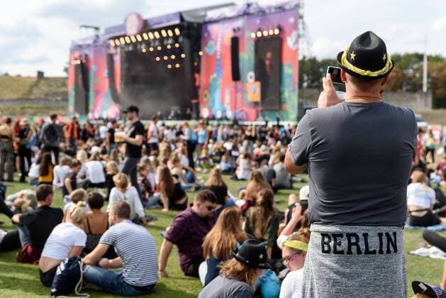 Besucher vor der North Stage beim Musikfestival Lollapalooza im Berliner Olympiastadion snapshot-photography F.Boillot