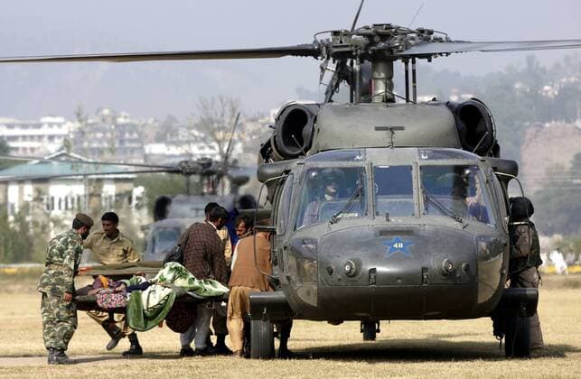 Muzaffarabad, Pakistan - Erdbeben, Transporthubschrauber Bell, Verwundetentransport 21.10.2005, Muzaffarabad, Asad Kaschmir, Pakistan, PAK - Ein amerikanischer Transporthubschrauber vom Typ Bell wird mit Verwundeten des Erdbebens beladen. Muzaffarabad Muzaffarabad Pakistan *** Muzaffarabad, Pakistan Earthquake, Bell transport helicopter, wound transport 21 10 2005, Muzaffarabad, Asad Kashmir, Pakistan, PAK A Bell type American transport helicopter is loaded with earthquake wounded Muzaffarabad Muzaffarabad Pakistan