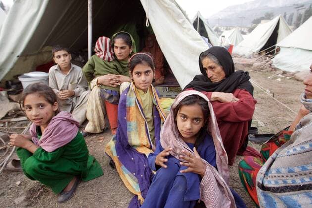 Kaschmir, Pakistan - Fluechtlingslager im Erdbebengebiet Muzaffarabad 22.10.2005, Muzaffarabad, Asad Kaschmir, Pakistan, PAK - Eine Grossfamilie inmitten einer Zeltstadt, aufgestellt fuer Fluechtlinge des Erdbebens. Muzaffarabad Muzaffarabad Pakistan *** Kashmir, Pakistan Refugee camp in the earthquake area Muzaffarabad 22 10 2005, Muzaffarabad, Asad Kashmir, Pakistan, PAK A large family in the middle of a tent city, set up for refugees of the earthquake Muzaffarabad Muzaffarabad Pakistan