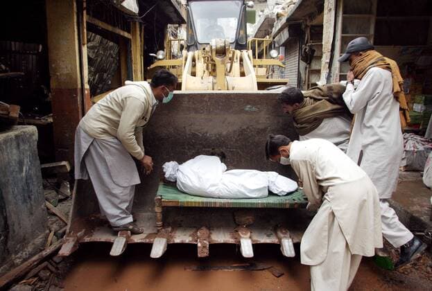 Kaschmir, Pakistan - Erdbeben, Leichen-Bergung, Muzaffarabad 23.10.2005, Muzaffarabad, Asad Kaschmir, Pakistan, PAK - In der vom Erdbeben zerstoerten Innenstadt Asad Kaschmir, Muzaffarabad bergen Angehoerige und Freunde den in einem Leichensack verpackten Leichnam. Dieser wird von einem Schaufelbagger aus der Medina gefahren. Muzaffarabad Muzaffarabad Pakistan *** Kashmir, Pakistan Earthquake, Body Salvage, Muzaffarabad 23 10 2005, Muzaffarabad, Asad Kashmir, Pakistan, PAK In the city centre of Asad Kashmir, Muzaffarabad destroyed by the earthquake, relatives and friends salvage the body packed in a body bag This is driven by a shovel excavator from the Medina Muzaffarabad Muzaffarabad Pakistan