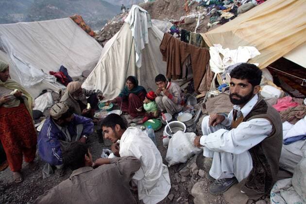 Kaschmir, Pakistan - Erdbeben, zerstoertes Balakot 26.10.2005, Balakot, Kaschmir, Pakistan, PAK - Eine Familie kocht vor ihrem Zelt, aufgestellt fuer Fluechtlinge des Erdbebens. Die Zelte befinden sich an den Berghaengen rund um Balakot. Balakot Kaschmir Pakistan *** Kashmir, Pakistan Earthquake, Destroyed Balakot 26 10 2005, Balakot, Kashmir, Pakistan, PAK A family is cooking in front of their tent, set up for earthquake refugees The tents are located on the mountain slopes around Balakot Balakot Kashmir Pakistan