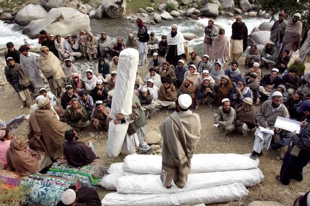 Kaschmir, Pakistan - Erdbeben-Pamir Allai Tal, Zeltverteilung 27.10.2005, Pamir Allai Tal, Kaschmir, Pakistan, PAK - Im Halbkreis warten Maenner auf die Zeltverteilung im Erdbebengebiet Pamir Allai Tal. Pamir Allai Tal Kaschmir Pakistan *** Kashmir, Pakistan Earthquake Pamir Allai valley, tent distribution 27 10 2005, Pamir Allai valley, Kashmir, Pakistan, PAK In a semicircle men wait for the tent distribution in the earthquake region Pamir Allai valley Pamir Allai valley Kashmir Pakistan