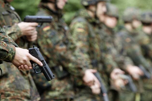 Strausberg, Deutschland - Grundausbildung bei der Bundeswehr 18.10.2006, Strausberg, Brandenburg, Deutschland, DEU - Grundausbildung bei der Bundeswehr. Ausbildung an der Handfeuerwaffe P8. Strausberg Brandenburg Deutschland *** Strausberg, Germany Basic training with the Bundeswehr 18 10 2006, Strausberg, Brandenburg, Germany, DEU Basic training with the Bundeswehr Training with the handgun P8 Strausberg Brandenburg Germany