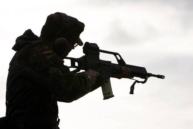 Brandenburg, Deutschland - Schiessausbildung bei der Bundeswehr 06.11.2006, Strausberg, Brandenburg, Deutschland, DEU - Schiessausbildung als Bestandteil der Grundausbildung bei der Bundeswehr. Ausbildung am scharfen Schuss auf einer Schiessbahn in Brandenburg. Silhouette eines Rekruten der mit seinem Sturmgewehr G-36 im Stehen schiesst. Strausberg Brandenburg Deutschland