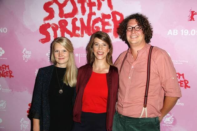 Bilder des Jahres 2019, Entertainment 09 September Entertainment Themen der Woche KW37 Entertainment Bilder des Tages Die beiden Produzenten Frauke Kolbmüller und Jonas Weydemann mit Regisseurin Nora Fingscheidt bei der Systemsprenger Film Premiere am 9.09.2019 in Hamburg Systemsprenger Filmpremiere in Hamburg *** The two producers Frauke Kolbmüller and Jonas Weydemann with director Nora Fingscheidt at the Systemsprenger Film Premiere on 9 09 2019 in Hamburg Systemsprenger Film Premiere in Hamburg 