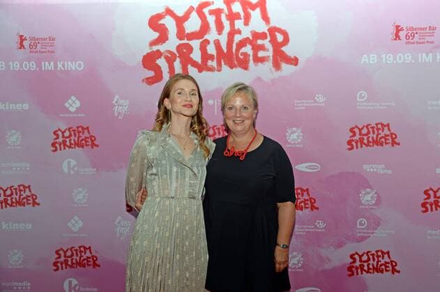 Hamburg, der 09.09.2019 Lisa Hagemeister und Gabriela Maria Schmeide, die beiden Schauspielerinnen, bei der Premiere des Films Systemsprenger in den Hamburger Zeise Kinos. Der Film ist bereits mehrfach ausgezeichnet u.a. mit dem silbernen Bären bei der Berlinale und wurde als bester fremdsprachiger Film für den Oscar in Hollywood nominiert. Deutschlandpremiere des Films Systemsprenger, Hamburg Hamburg Deutschland