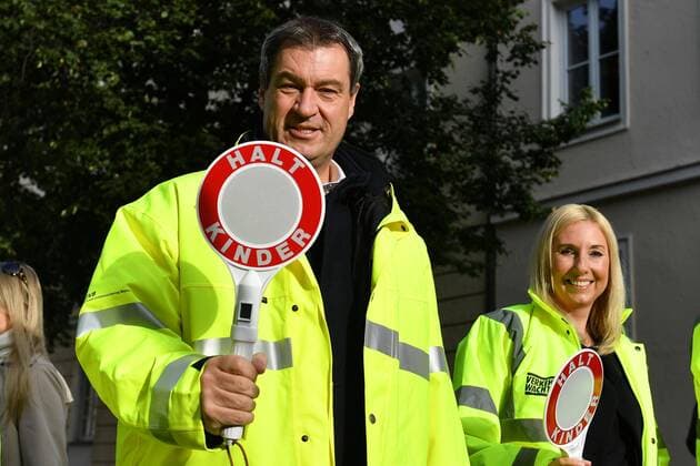News Bilder des Tages Markus SOEDER (Ministerpraesident Bayern und CSU Vorsitzender) macht den Schuelerlotsen fuer Schulanfaenger vor der St. Anna Grundschule in Muenchen Stadtteil Lehel am 10.09.2019. v.li: Markus SOEDER, Staatssekretaerin Anna STOLZ in Schuelerlotsen Uniform und mit Kellen HALT KINDER.