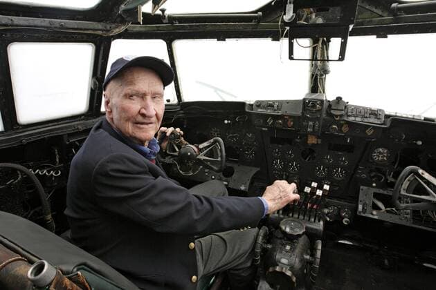 Berlin, Deutschland - 60 Jahre Luftbruecke, Rosinenbomber-Pilot Gail Halvorsen 13.05.2009, Berlin, Deutschland, DEU - 60 Jahre Luftbruecke. Amerikanischer Luftbruecken-Veteran Gail Halvorsen im Cockpit eines Rosinenbombers auf dem Gelaende des Alliiertenmuseums Berlin. Berlin Berlin Deutschland *** Berlin, Germany 60 Years Airlift, Raisin Bomber Pilot Gail Halvorsen 13 05 2009, Berlin, Germany, DEU 60 Years Airlift American Airlift Veteran Gail Halvorsen in the Cockpit of a Raisin Bomber on the grounds of the Allied Museum Berlin Berlin Berlin Germany