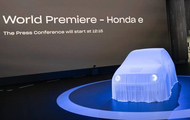 68. Internationale Automobil Ausstellung IAA 10.09.2019, Frankfurt: Der verdeckte Honda e, kurz vor der Präsentation während der Pressetage auf der 68. Internationalen Automobil Ausstellung IAA in Frankfurt. Die Ausstellung ist für das Publikum vom 12.09. bis 22.09.2019 geöffnet. Frankfurt Deutschland Messe *** 68 International Motor Show IAA 10 09 2019, Frankfurt The concealed Honda e, shortly before the presentation during the press days at the 68 International Motor Show IAA in Frankfurt The exhibition is open to the public from 12 09 to 22 09 2019 Frankfurt Germany Fair