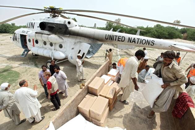 Kotnai, Pakistan - Hochwasser-Naturkatastrophe, WFP Helicopter mit Lebensmitteln 30.08.2010, Kotnai, Union Council Lakhani, Pakistan, PAK - Hochwasser-Naturkatastrophe. Entladen eines WFP (Welternaehrungsprogramm der Vereinten Nationen) Helicopters mit Hilfsguetern fuer Betroffene des Hochwassers. Kotnai Union Council Lakhani Pakistan *** Kotnai, Pakistan Flood Natural Disaster, WFP Helicopter with food 30 08 2010, Kotnai, Union Council Lakhani, Pakistan, PAK Flood Natural Disaster Unloading a WFP World Food Programme of the United Nations Helicopter with relief supplies for victims of the flood Kotnai Union Council Lakhani Pakistan